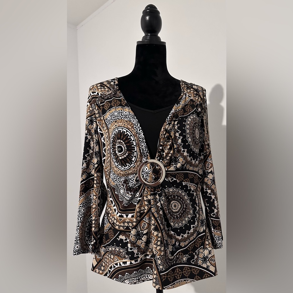 Printed blouse w/silver buckle